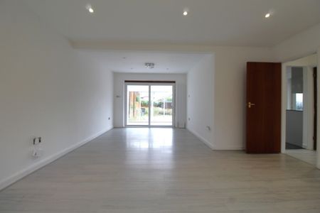3 bedroom Detached house to rent - Photo 2