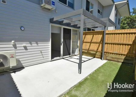 STUNNING TOWNHOUSE. OUTSTANDING LOCATION - Photo 3