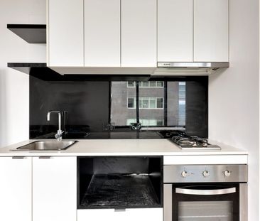 Light-Filled Corner Apartment with City Views & Large Balcony - Photo 6