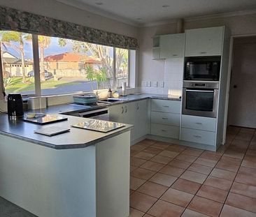 Beautiful 4 bed rooms Family home in Orewa - Photo 5