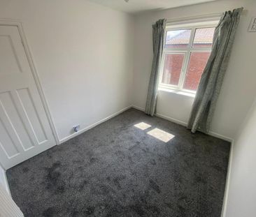 3 bedroom end of terrace house to rent - Photo 3