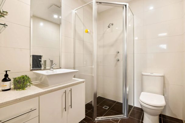 Beautifully Presented Dual Level, 'North East' Facing Townhouse Style Family Apartment - Photo 1