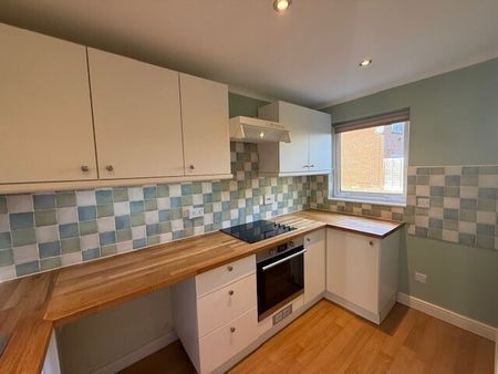 Field Close - Photo 2