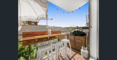 Beautifully renovated furnished apartment in beachside location - Photo 5