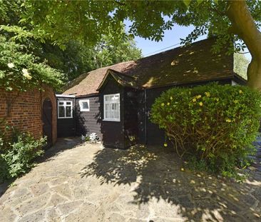 A spacious two bedroom detached cottage in the village of Cookham Dean - Photo 4