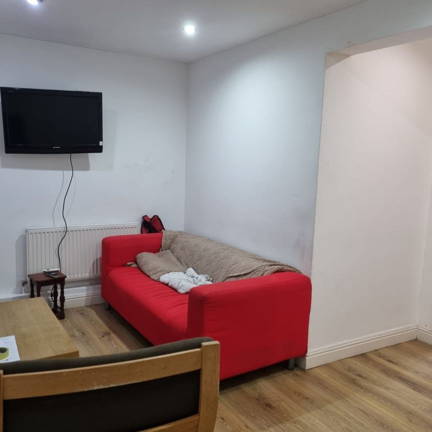 3 Bed - Flat B, 203 Belle Vue Road, Headingley, Leeds - LS3 1HG - Student - Photo 1