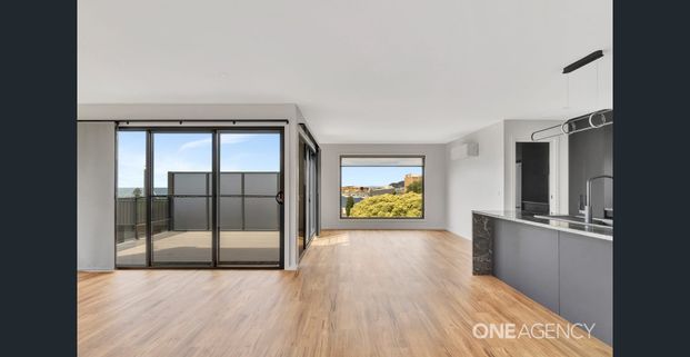 Stunning new build with amazing city and sea views - Photo 1