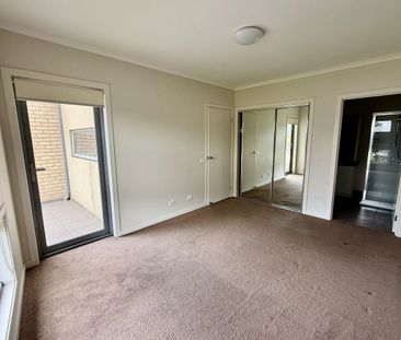MODERN TOWNHOUSE WITH QUALITY FEAUTURES IN CONVENIENT LYNBROOK LOCA... - Photo 4