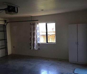 3 Bedroom house with double garage in Waiwhetu - Photo 4