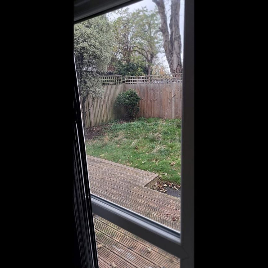 4 Bed Semi-Detached House, Woodside Grange Road, N12 - Photo 1