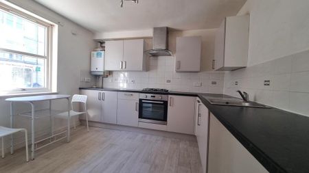 2 bedroom flat to rent - Photo 2