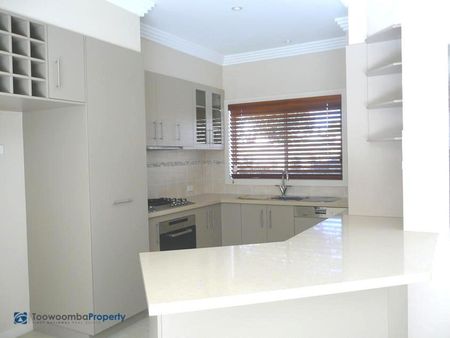 Executive Unit! Prestige Townhouse! - Photo 4