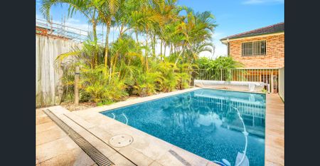 Sun-Filled, Two Level Four (4) Bedroom Family Home With A Large All Weather Private Entertainment Patio And Resort Style Pool, Ultra Convenient Locati - Photo 3