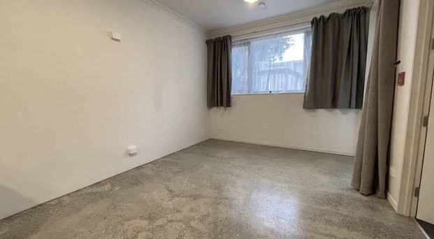 Handy Location 1 Bedroom Apartment - Photo 1