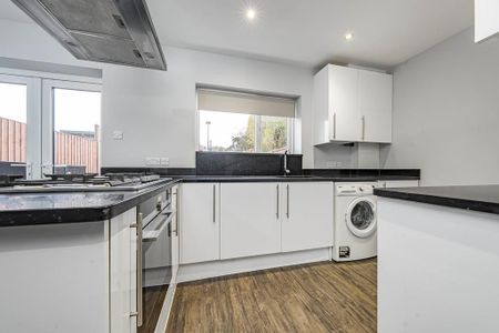 4 bedroom terraced house to rent - Photo 3