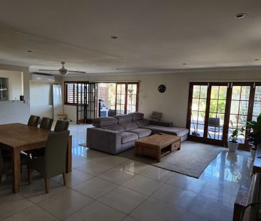 Broadbeach Waters - Photo 2