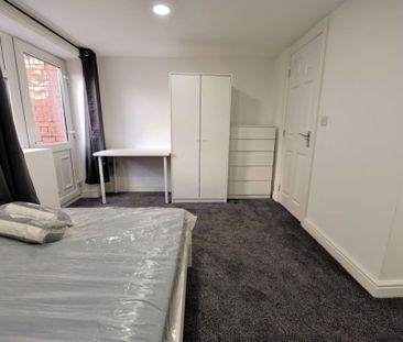 6 bedroom Flat in Flat &, Leeds - Photo 3