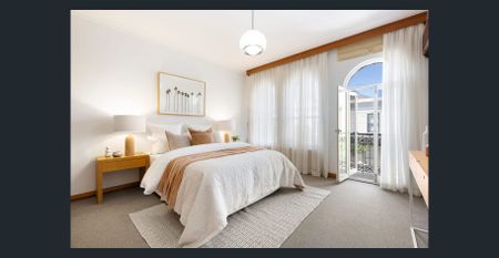 Impressive 1980's double storey townhouse - Photo 4