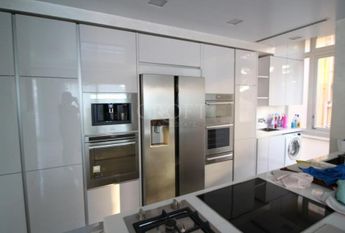 Aventino-S.Saba: Brand new 3 Bedroom, 3 bath, spacious triple living-dining room, modern kitchen, large balconies. Air conditioning, alarm, lots of natural light, located on quiet tree lined street walking distance to all services, metro, FAO. Ref 2057