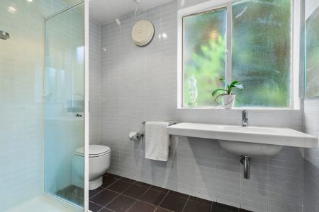 Superbly Spacious, Light Filled Modern Apartment - Photo 4