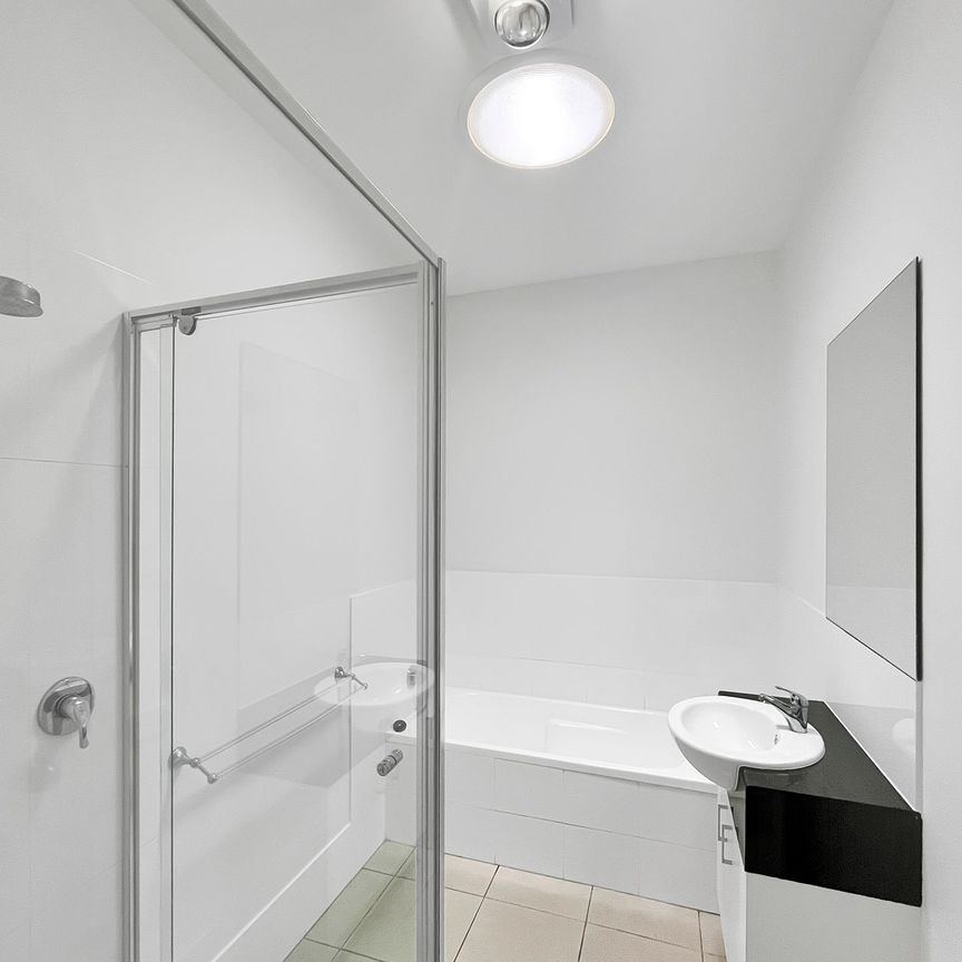 Modern 3-Bedroom Townhouse in Prime Location - Photo 1