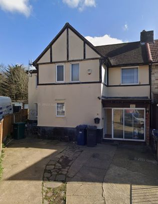 4 Bed Semi-Detached House, Coppetts Close, N12 - Photo 1