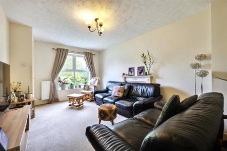 3 bedroom semi-detached house to rent - Photo 2