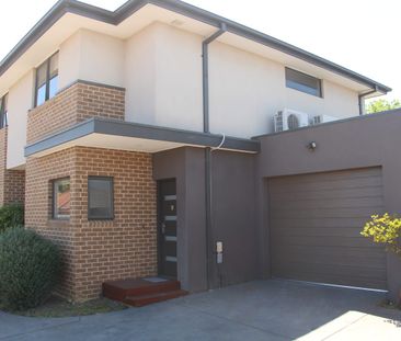 Two bedroom townhouse in great location - Photo 4
