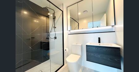 Penthouse Brand New 2 Bedroom | CBD View | Kitchen Island | Electronic Blinds | Plenty of Natural Lights | Quiet | Secure | - Photo 3