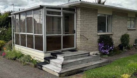 Beautiful 2 bedroom brick beauty. - Photo 5