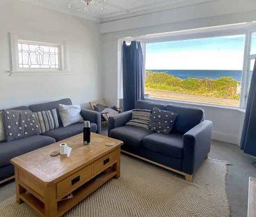 Spacious 3-Bedroom Home with Sea Views & Ample Parking - Photo 2