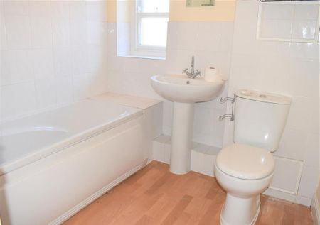 3 bedroom flat to rent - Photo 3