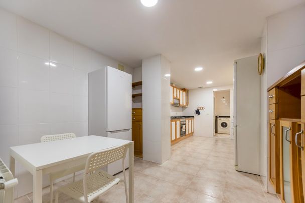 Spacious room with balcony in Valencia. - Photo 1