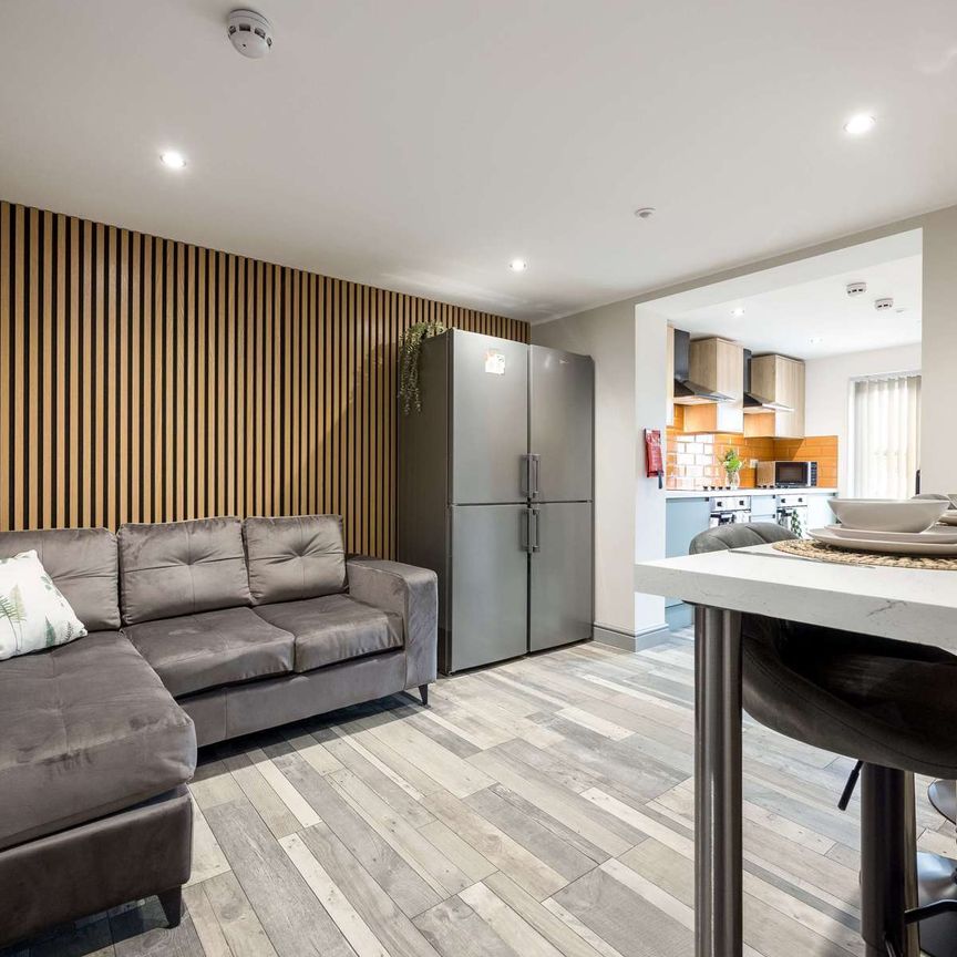 OX Living is proud to present this high-quality 7-bedroom co-living property, perfect for working professionals looking for stylish, stress-free living. Room 4 - Photo 1