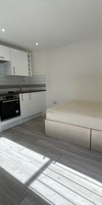 Studio Flat, Canute Road, SO14 - Photo 3