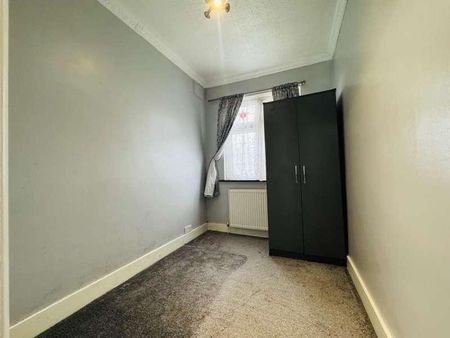 Havering Gardens, Romford, RM6 - Photo 2