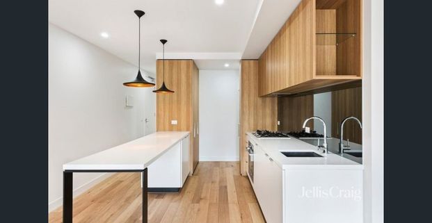 Superbly Crafted Spacious Apartment - Photo 1