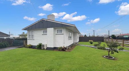 LEVIN - 3 BEDROOM - Photo 3