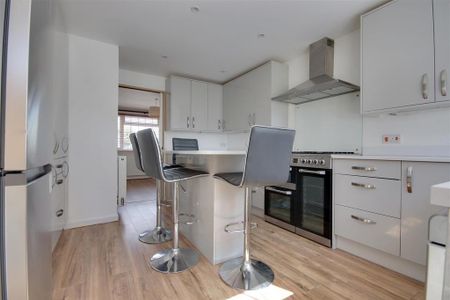 4 bedroom semi-detached house to rent - Photo 2
