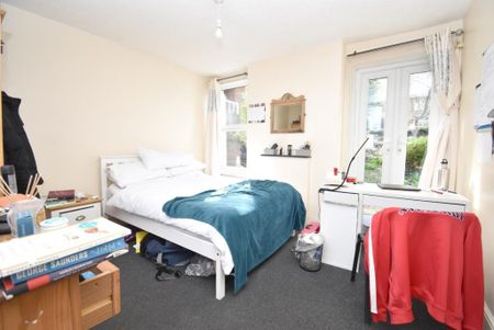 4 bedroom semi-detached house to rent - Photo 3