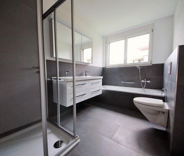 Modern apartment with large seating area - Photo 3