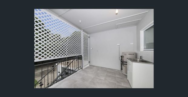 Modern unit in walk-to-everywhere location - Photo 1