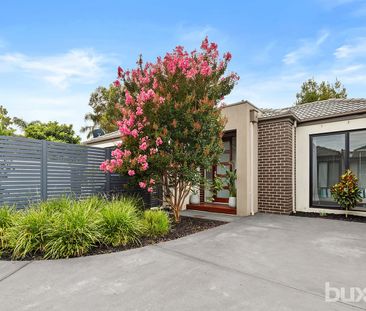 Stunning, single level 2 bedroom townhouse... - Photo 1