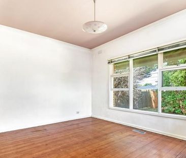 SPACIOUS THREE BEDROOM HOUSE - Photo 4