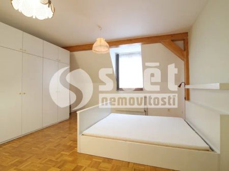 Pronájem podkrovního bytu 1+KK v historickém centru Prostějova - Photo 2