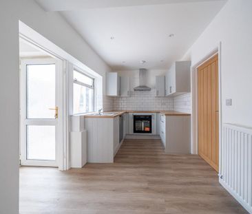 2 bedroom end of terrace house to rent - Photo 6