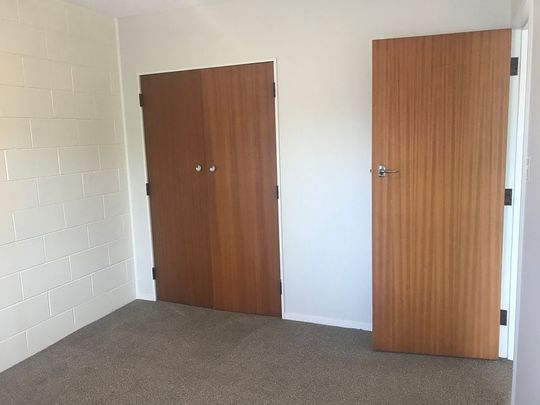 Tidy unit in great location - Photo 1