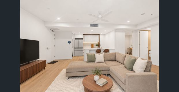 Riverfront Resort Living: Stylish 1-Bedroom Apartment in Toowong - Photo 1