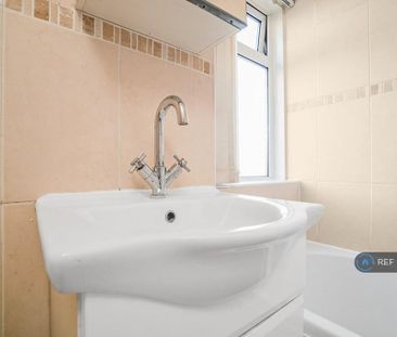 3 bedroom flat to rent - Photo 4