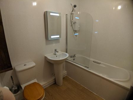 3 bedroom flat to rent - Photo 3